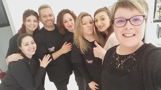 Les apprenties en immersion dans les salons de coiffure espagnols